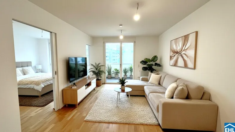 Helles Wohnzimmer mit Parkettboden, beigem Ecksofa und Zugang zu einem Balkon oder einer Terrasse.
