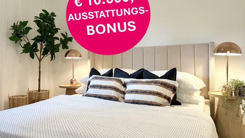 Helles Schlafzimmer mit beigem Kopfteil, modernen Nachttischlampen und Pflanzen.