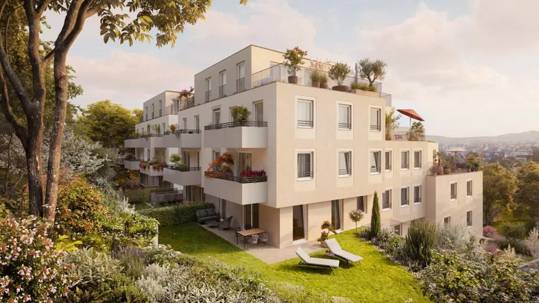 Moderne Wohnanlage mit Terrassen und Balkonen, eingebettet in eine grüne Hügellandschaft.
