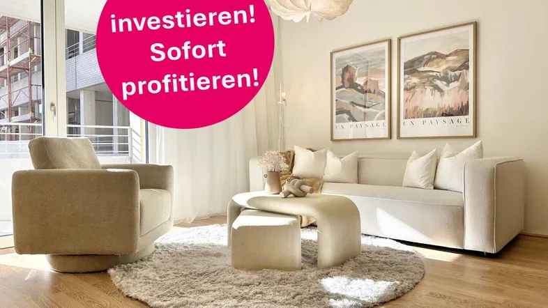 Helles Wohnzimmer mit modernem Design, Parkettboden und Zugang zu einem Balkon in einem Neubau.