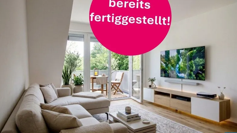 Helles Wohnzimmer mit modernem Design, Holzboden, Zugang zum Balkon und Blick ins Grüne.
