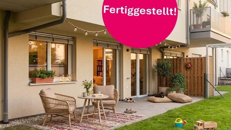 Gemütliche Terrasse mit Gartenanteil und Sitzgelegenheiten vor einem modernen Wohngebäude, ideal zum Entspannen.