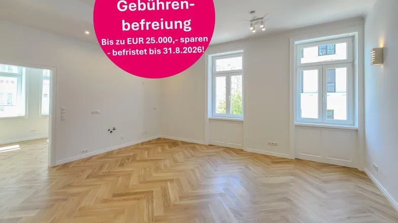Heller Wohnraum mit elegantem Fischgrätparkett und weißen Wänden, bereit zur individuellen Gestaltung.