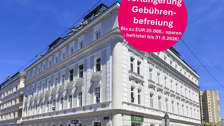Historisches Gebäude mit klassischer Fassade und vielen Fenstern in urbaner Umgebung.