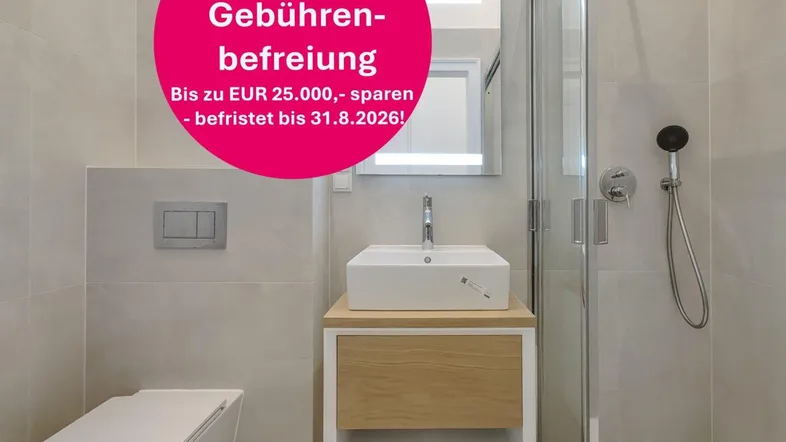 Modernes Badezimmer mit wandhängendem WC, Waschbecken und einer begehbaren Dusche.