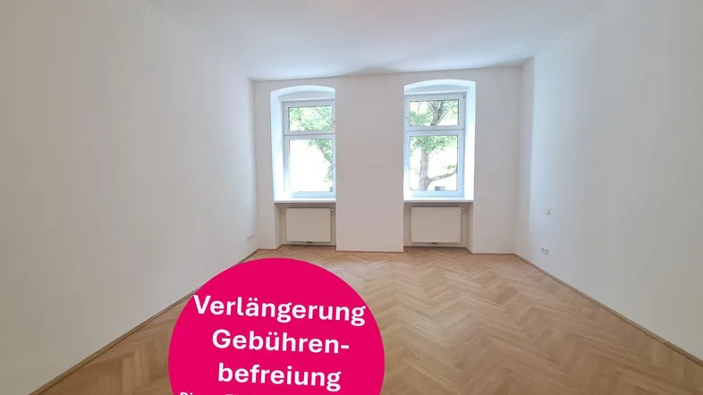 Heller, leerer Raum mit Fischgrätparkett und zwei Fenstern, ideal als Wohn- oder Schlafzimmer.