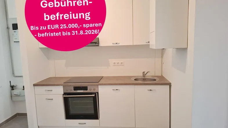 Moderne Küchenzeile mit weißen Schränken, Induktionskochfeld und Backofen in neuwertigem Zustand.