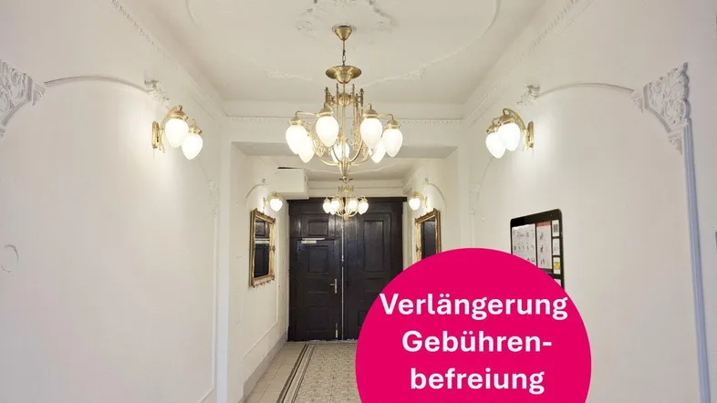 Eleganter Flur mit Stuckdecke, Kronleuchter und gemusterten Fliesenboden, der eine gehobene Atmosphäre schafft.