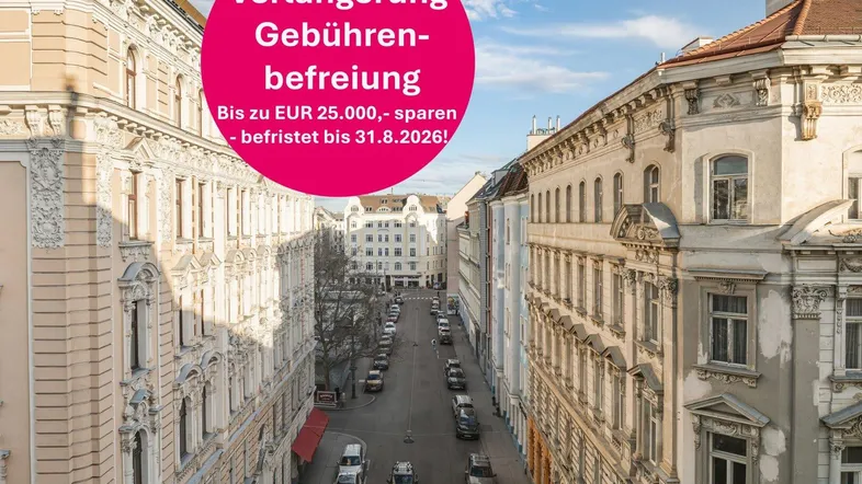 Historische Stadtansicht mit prächtigen Altbauten, die eine belebte Straße säumen, unter blauem Himmel.