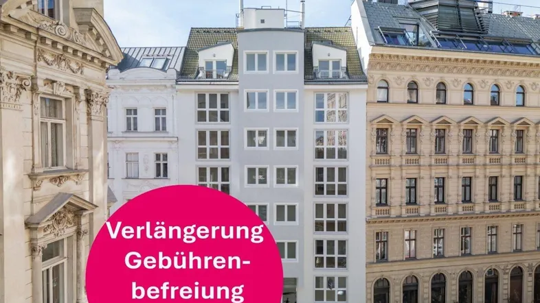 Moderne Gebäudefassade in Grau und Weiß, umgeben von historischen Gebäuden in einer städtischen Umgebung.
