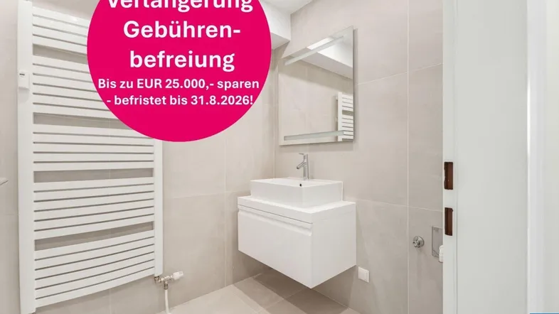 Modernes Badezimmer mit schwebendem Waschtisch, Spiegel und beheiztem Handtuchhalter in hellen Farbtönen.