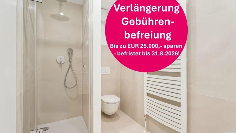Modernes Badezimmer mit Duschkabine, Wand-WC und beheiztem Handtuchhalter, hell gefliest.