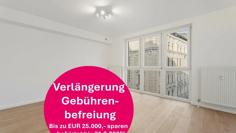Heller Wohnraum mit Holzboden, großen Fenstern und einem schönen Blick auf die umliegende historische Architektur.
