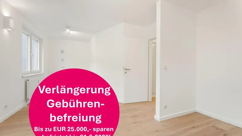 Heller, leerer Raum mit weißen Wänden und hellem Holzfußboden, ideal für Wohn- oder Schlafzimmer.