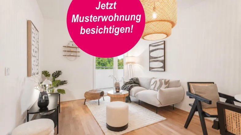 Helles Wohnzimmer mit modernem Design, Holzboden und Zugang zu einem Balkon.