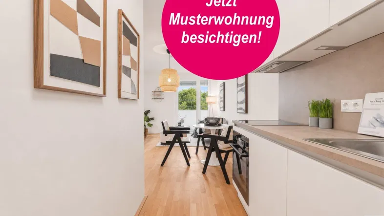 Moderne Küche mit weißen Schränken und Holzfußboden, offen zum Wohnbereich mit Blick ins Grüne.
