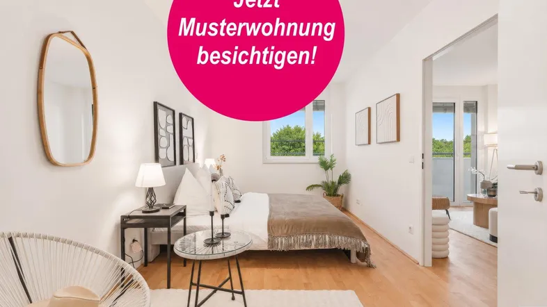Helles Schlafzimmer mit Holzboden, modernem Bett und einem Spiegel, ideal für eine Musterwohnung.