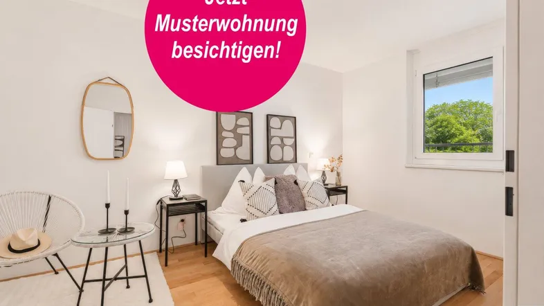 Helles Schlafzimmer mit Holzboden, modernem Bett und Fenster mit Blick ins Grüne.