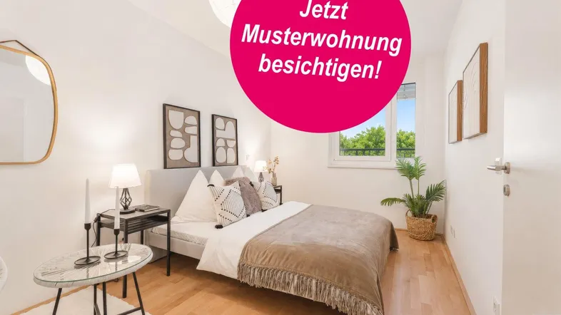 Helles Schlafzimmer mit Holzboden, modernem Bett und Fenster mit Blick ins Grüne.