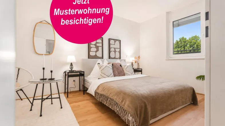 Helles Schlafzimmer mit modernem Bett, Holzboden und Fenster mit Blick ins Grüne.