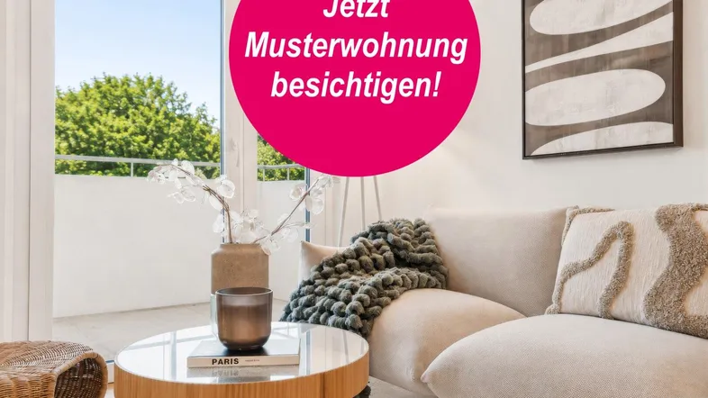 Helles Wohnzimmer mit modernem Sofa, Couchtisch und Zugang zum Balkon mit Grünblick.