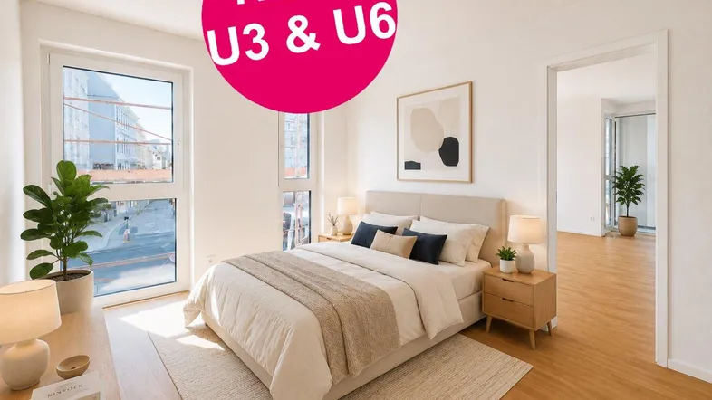 Helles Schlafzimmer mit modernem Bett, Holzboden und großen Fenstern, die viel Tageslicht hereinlassen.