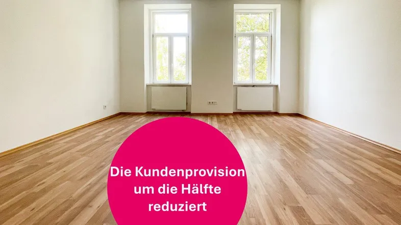 Heller, leerer Raum mit Holzboden und zwei großen Fenstern, ideal für Wohn- oder Schlafzimmer.