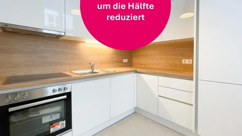 Moderne Küche mit weißen Hochglanzfronten, Holzakzenten und integrierten Geräten.