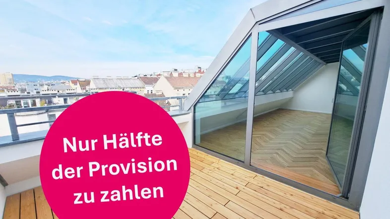 Geräumige Dachterrasse mit Holzboden und weitem Stadtblick, verbunden mit einem lichtdurchfluteten Innenraum.