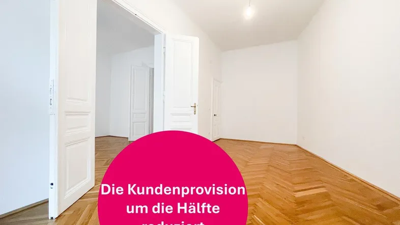 Heller, leerer Raum mit hohen Decken, weiß gestrichenen Wänden und Fischgrätparkettboden.