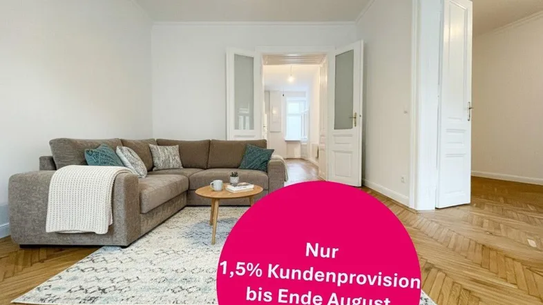 Helles Wohnzimmer mit modernem Sofa, Fischgrätparkett und Flügeltüren zu einem weiteren Raum.