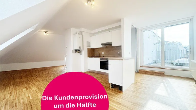 Helles Dachgeschoss-Wohnzimmer mit offener Küche, Parkettboden und Zugang zur Terrasse.