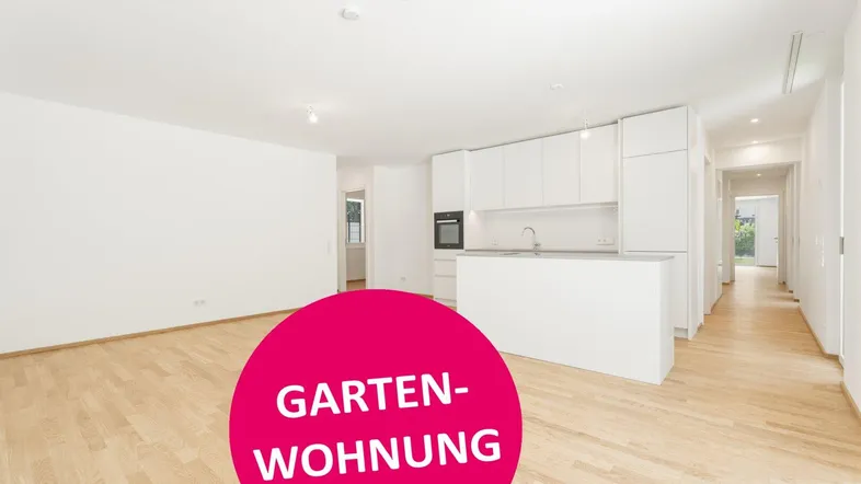 Heller, offener Wohn- und Essbereich mit integrierter moderner Küche und Parkettboden.