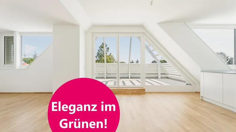 Helles, offenes Zimmer mit Holzboden und großen Fenstern, die auf eine Terrasse führen.