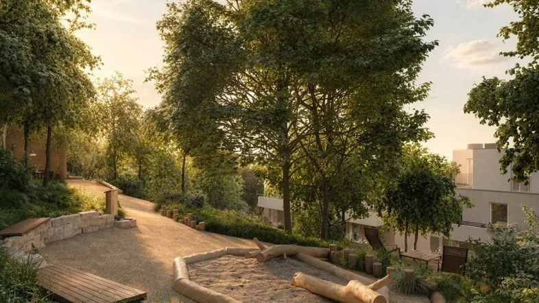Sonniger Außenbereich mit naturnahem Spielplatz, umgeben von Bäumen und modernen Wohngebäuden im Hintergrund.