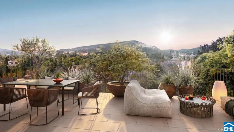 Moderne Terrasse mit stilvollen Outdoor-Möbeln, Essbereich und Lounge-Ecke, umgeben von üppigem Grün und weitem Blick auf die Hügellandschaft.