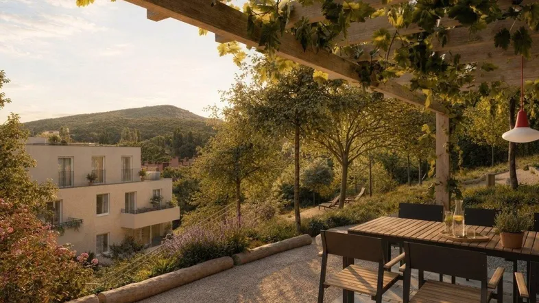 Sonnige Terrasse mit Pergola und Essbereich, umgeben von üppigem Grün und Blick auf die Hügellandschaft.