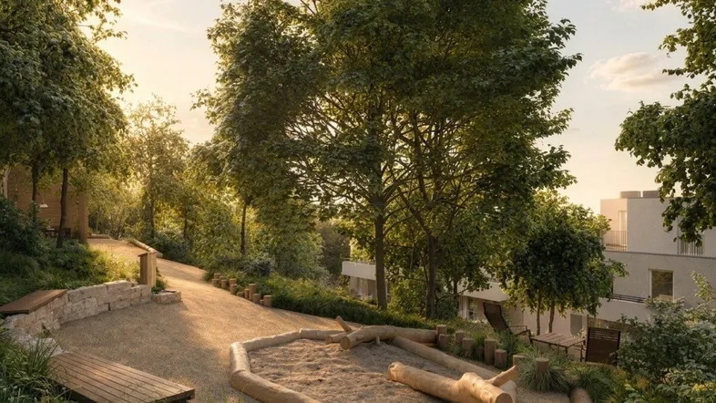 Naturnaher Spielplatzbereich mit Sandkasten und Holzelementen, umgeben von Bäumen und Grünflächen, mit modernen Gebäuden im Hintergrund.