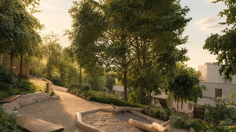 Naturnaher Spielbereich mit Sandkasten und Holzelementen, umgeben von Bäumen und modernen Gebäuden.