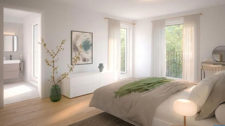 Helles Schlafzimmer mit Holzboden, modernen Möbeln, Zugang zum Bad und Blick ins Grüne.