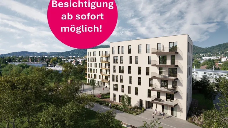 Moderne Wohngebäude mit Balkonen und grüner Umgebung, im Hintergrund Berge und Stadtansicht.