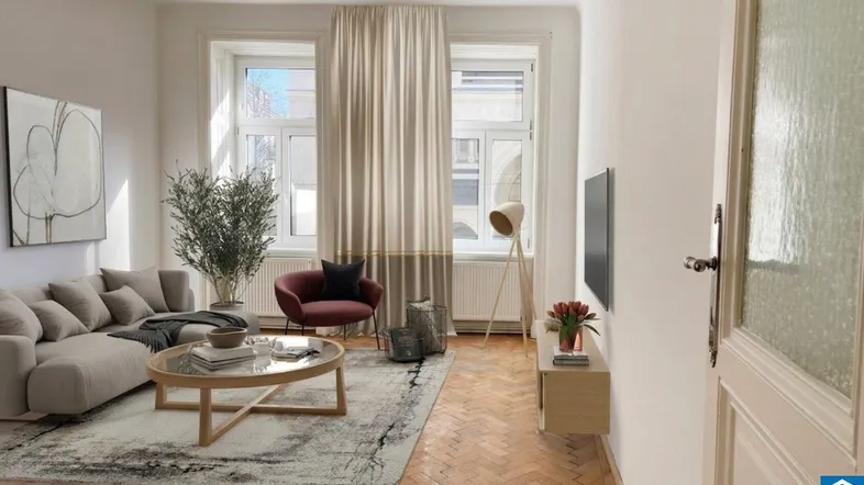 Helles Wohnzimmer mit Fischgrätparkett, modernem Sofa und großen Fenstern, die viel Tageslicht hereinlassen.