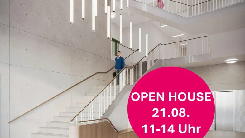Modernes, lichtdurchflutetes Treppenhaus mit Betonwänden, eleganten Geländern und schwebenden Pendelleuchten.