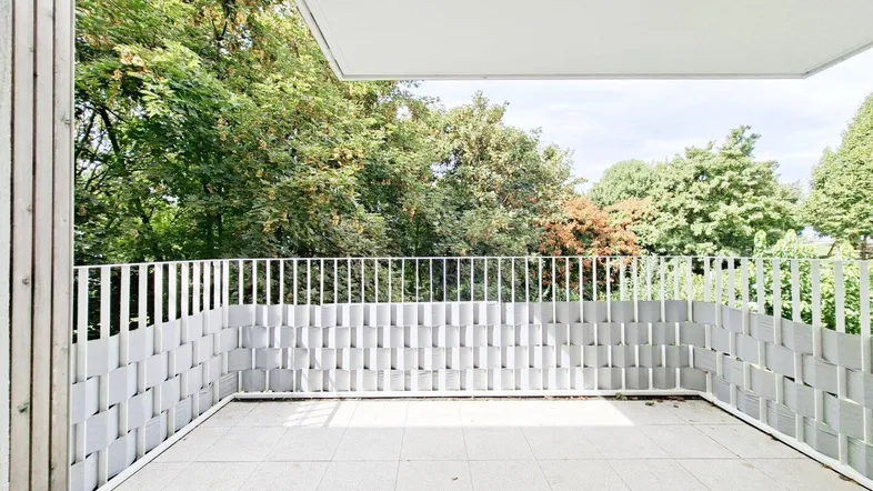 Geräumiger Balkon mit moderner Brüstung und Blick ins Grüne, ideal zum Entspannen.