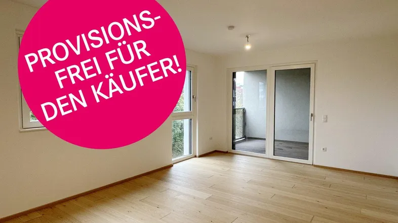 Heller, leerer Raum mit Holzboden, großen Fenstern und Zugang zu einem Balkon.