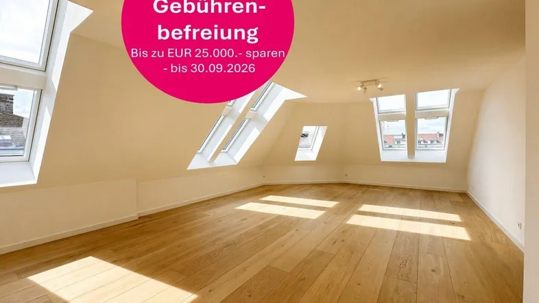 Heller Dachbodenraum mit neuwertigem Holzboden und mehreren Dachfenstern, die viel Tageslicht hereinlassen.