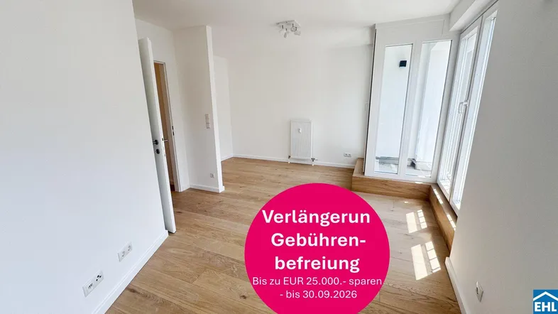 Heller, leerer Raum mit modernem Holzboden, weißen Wänden und Zugang zu einem Balkon.