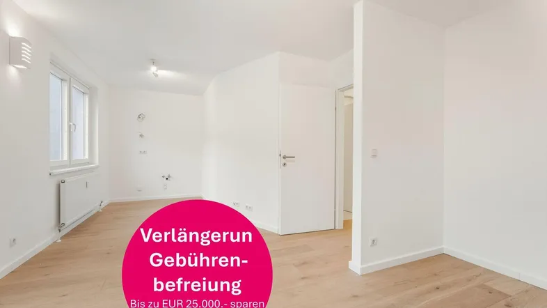 Heller, unmöblierter Raum mit modernem Parkettboden, weißen Wänden und großem Fenster.
