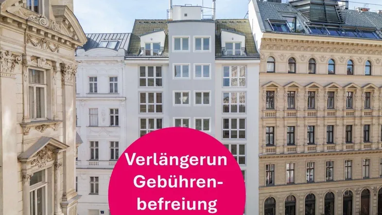 Fassade eines modernen Gebäudes, umgeben von historischen Altbauten, mit großen Fenstern und Dachterrasse.