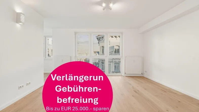 Heller, leerer Raum mit großen Fenstern, Holzfußboden und weißen Wänden, ideal für Wohnzwecke.